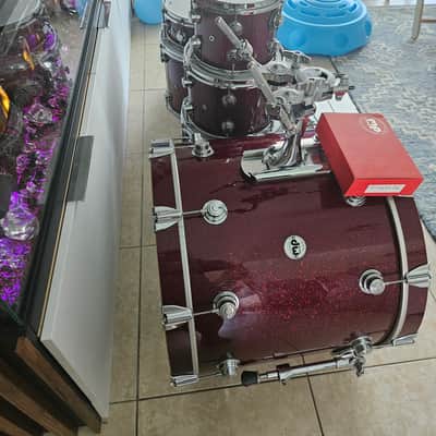 DW Collector’s Series 6-Piece Drum Set w/ Matching Snare & 6 Padded Bags – Ruby Red Glass Glitter with soft cases. image 4