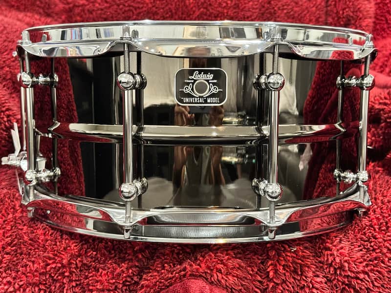 Ludwig LU6514C Universal Brass 6.5x14" Snare Drum with Triple Flange Hoops 2022 - Present - Black Nickel over Brass with Chrome Hardware image 1