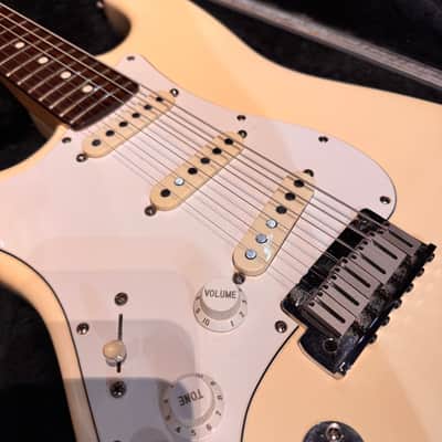 Fender American Standard Stratocaster Left-Handed with Rosewood Fretboard 1991 Olympic White image 5