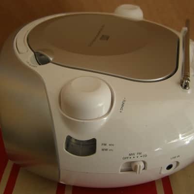 Radio CD Philips, modèle AZ102S image 3