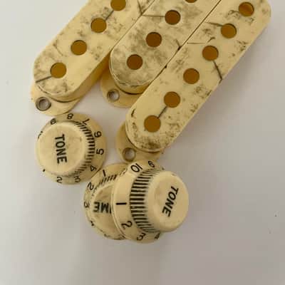Aged Fender knobs and pickup covers set, Cream, relic, aged, Stratocaster, 59 Parts image 9