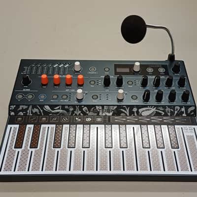 Arturia MicroFreak 25-Key Algorithmic Synth with Vocoder Mic