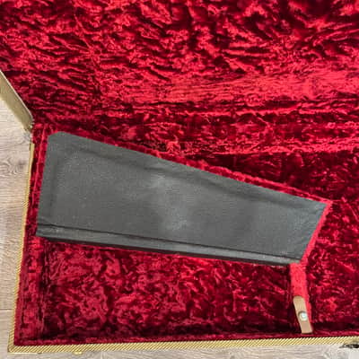 Fender Tweed Hardshell Bass Guitar Case – Red Plush Interior image 3