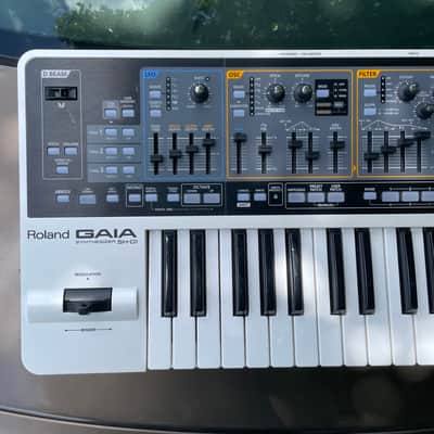 Roland SH-01 GAIA 37-Key Digital Synthesizer 2010 - 2012 - White image 3