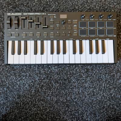 M-Audio Oxygen Pro Mini 32-Key MIDI Keyboard Controller 2020 - Present - Black + protective carry case