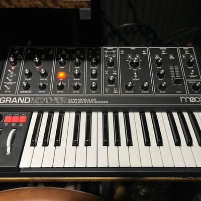Moog Grandmother Dark 32-Key Semi-Modular Analog Synthesizer 2020 - Present - Black / Black Panel W/ Carrying Case image 9