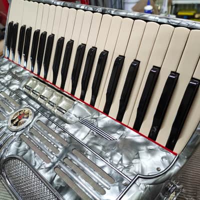 Soprani di Silvio Piano Accordion. Fully Refurbished, LMM, 41 KEYS/120 BASS, New Straps, New Case. image 7