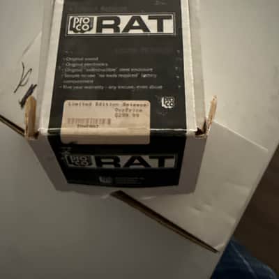ProCo Rat pro white face 85 edition - Black and white image 4