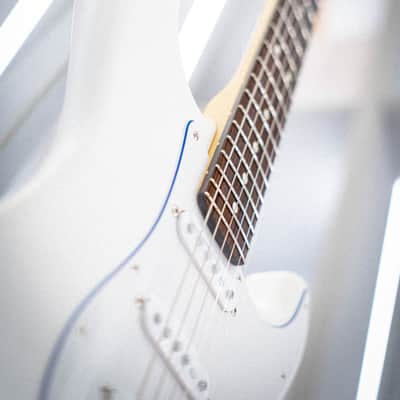 Fender Japan LTD HYBRID II STRAT RW BLANC image 4