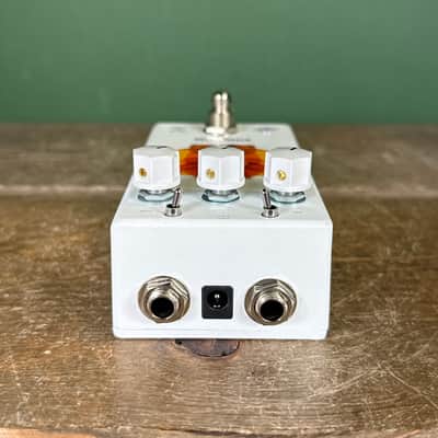 Foxpedal Kingdom V2 2010s - White with Lion Graphic image 7