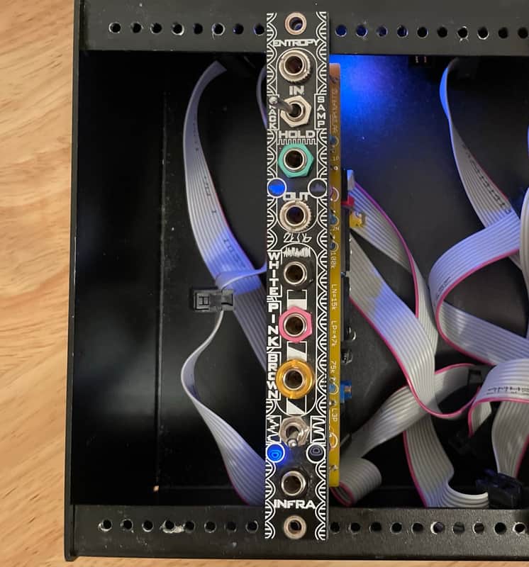Zlob Modular  - Entropy Noise/Random Source 3hp - Sample and Hold / Track and Hold - Smooth Random image 1