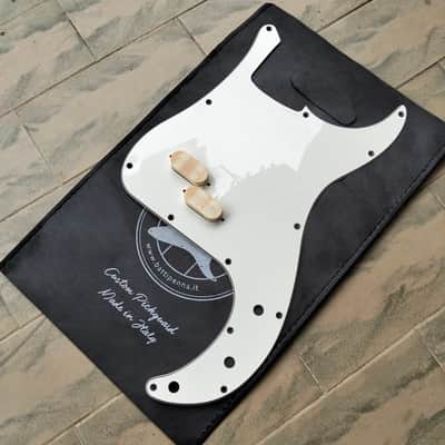 battipenna.it precision bass pickguard 2020s - parchment image 2