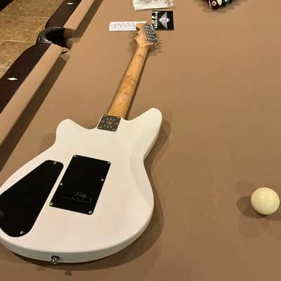 Reverend  Descent W Barotone 2025 - Trans White with case image 13