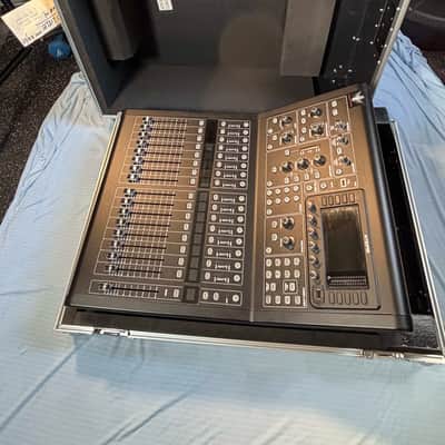 Midas M32R LIVE Digital Mixing Console 2018 - Present - Black image 11