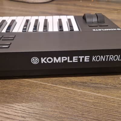Native Instruments Komplete Kontrol A61 2018 - Present - Black image 3