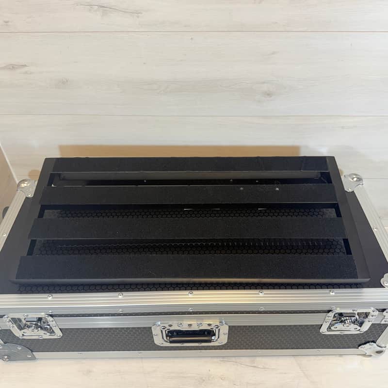 Pedaltrain JR MAX Pedalboard with Tour Case – Lightweight Aluminum Guitar Effects Pedal Board System image 1