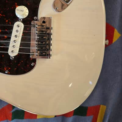 Fender American Deluxe Stratocaster with Maple Fretboard 1999 - 2002 - White Blonde image 4