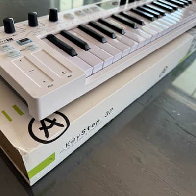 **LIKE NEW-IN BOX-ONE OWNER-Arturia KeyStep 37 MIDI Controller 2021 - 2025 - White image 5