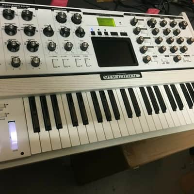 Moog Minimoog Voyager White color Performer Edition 44-Key Monophonic Synthesizer New //ARMENS// image 3