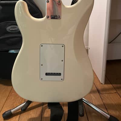 Fender Standard Stratocaster Made in Mexico 2015, finition Arctic White, manche érable image 5