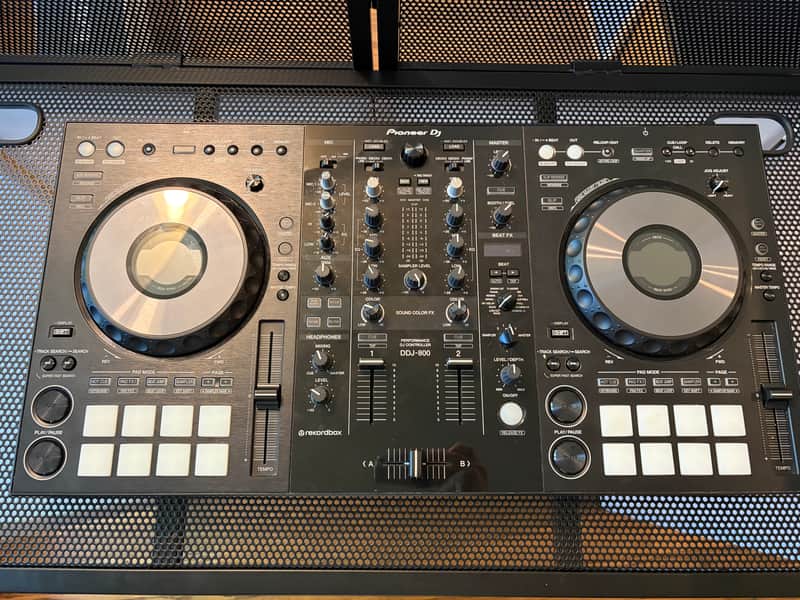 Pioneer DDJ-800 2-Channel Rekordbox DJ Controller 2019 - Present Black + HARMONY CASE image 1