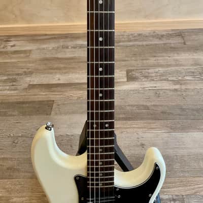 Squier Stratocaster w/ RoadRunner Hard Case & Xtras - Olympic White image 3
