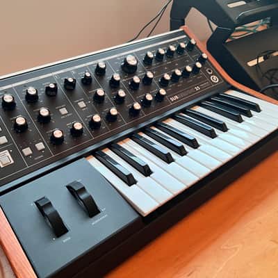 Moog Subsequent 25 2023 - Wood Grain