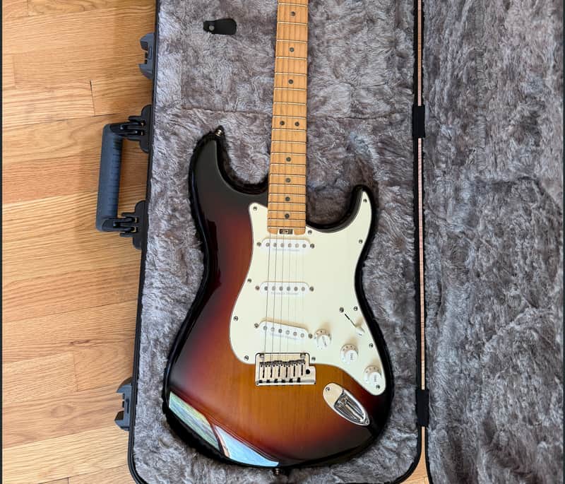 Fender American Elite Stratocaster with Maple Fretboard 2016 - 2019 - Tobacco Sunburst
