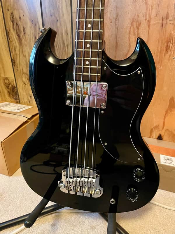 Epiphone EB-0 short scale bass guitar in black/ebony