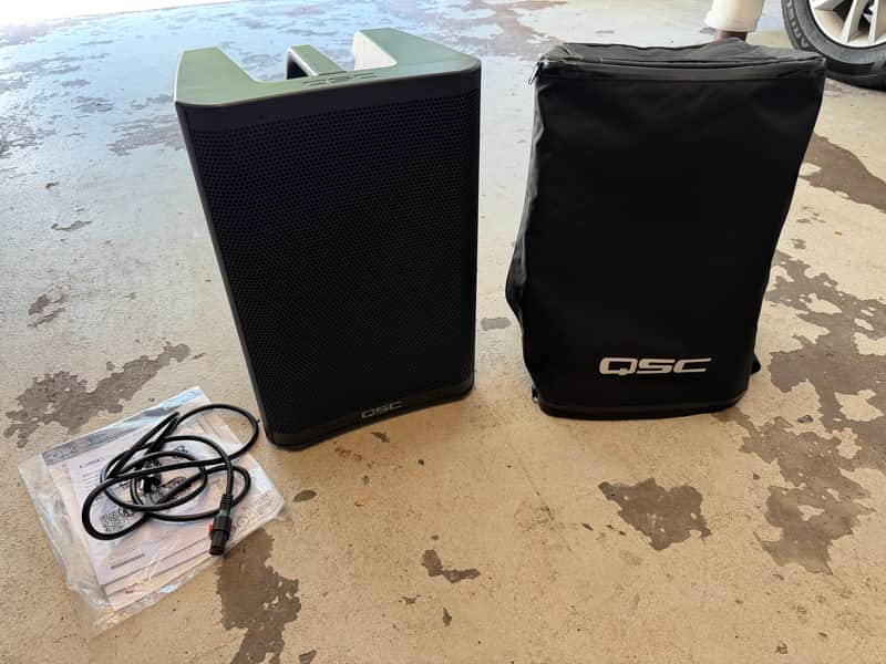 QSC CB10 10-inch 10” Compact Battery-Powered 90° PA DJ Loudspeaker w/ Cover image 1