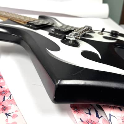 B.C. Rich Warlock - White Tribal image 7