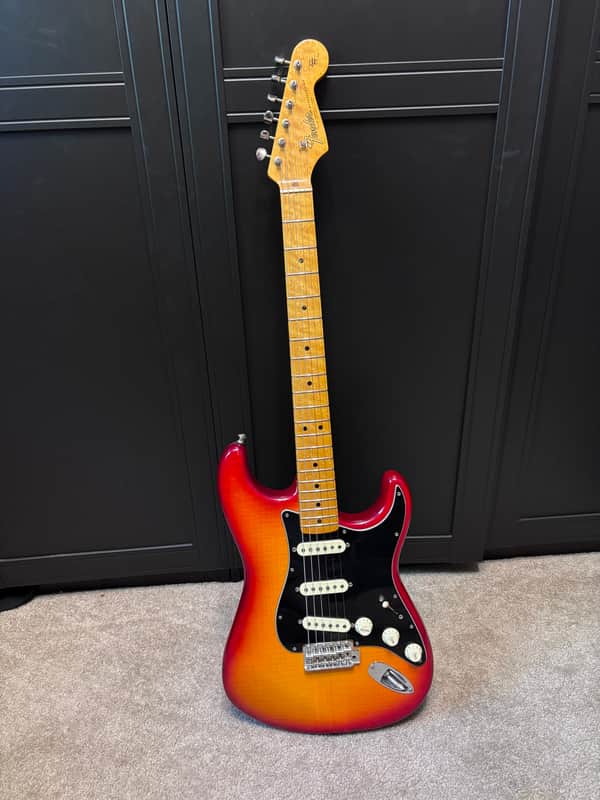 Fender Rarities Series Flame Ash Top American Original '60s Stratocaster with Birdseye Maple Neck 2019 - Plasma Red Burst with HARD CASE