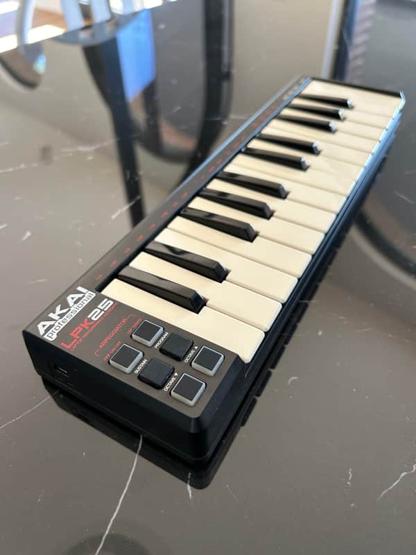 Akai LPK25 2012 - Present - Black image 1