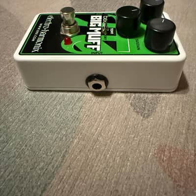 Electro-Harmonix Nano Bass Big Muff Pi Distortion / Sustainer 2014 - Present - Green / Black image 6