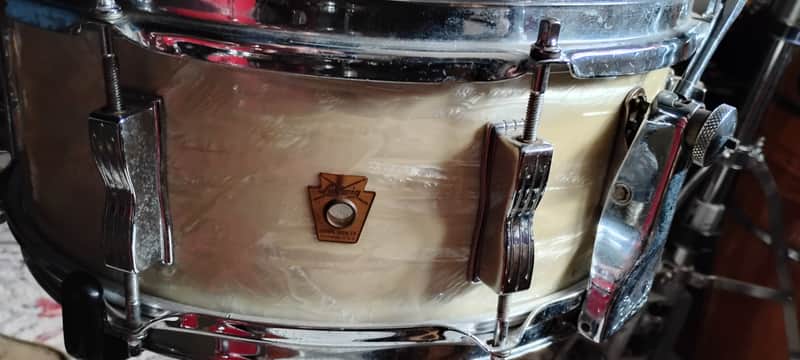 Ludwig No. 900 Super Classic 5.5x14" 8-Lug Snare Drum with P-87 Strainer, Keystone Badge 1960 - 1966 - White Marine Pearl image 1