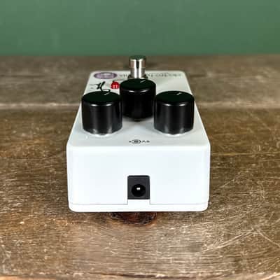 Electro-Harmonix J Mascis Signature Ram’s Head Big Muff Pi 2022 - White / Violet image 7