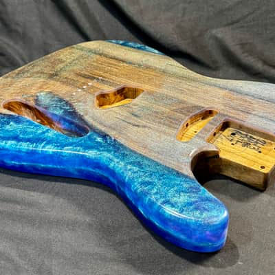 MH Customs “Tidebreaker” – Ambrosia Maple & Blue-Green Color Shift Resin T-Style Body 2026 - Nitrocellulose Gloss image 8
