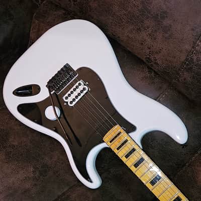 Partscaster Stratocaster Tom Delonge Inspired - White image 4