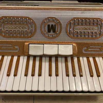 Vintage Gold Masterfonic Accordion with case - sounds great image 2