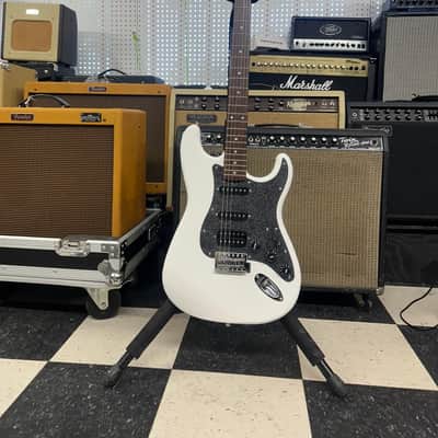 Squier FSR Affinity Series Stratocaster HSS with Laurel Fretboard Olympic White