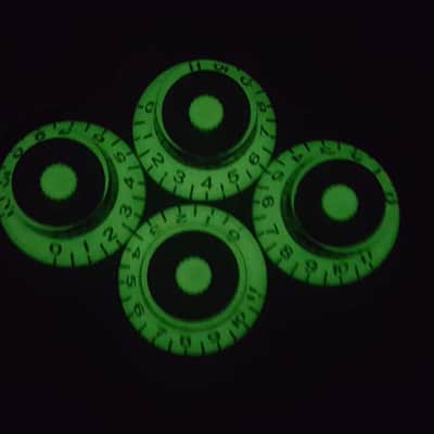 Immagine JAT CUSTOM GUITAR PARTS 4 Top Hat Knobs 0-11#s Glow In The Dark / Black Flake - 3