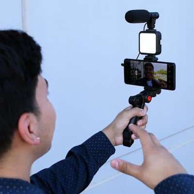 Savage Mobile Vlogging Kit with Microphone, Light and Adaptable Stand image 18