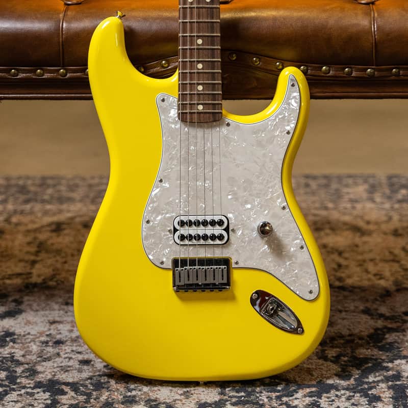 Fender Tom DeLonge Stratocaster Graffiti Yellow