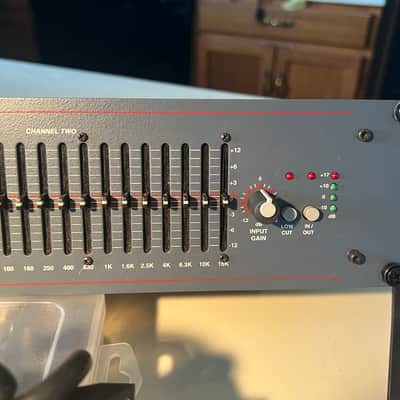 DOD 830 series II Dual 15 band eq with IEC power cable & rack mount bolts/washers image 4