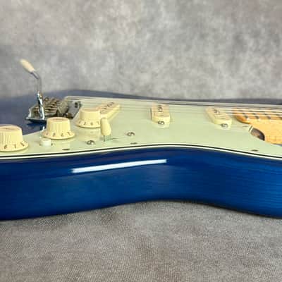 Fender Deluxe Players Stratocaster with Maple Fretboard 2017 - Sapphire Blue Transparent image 9