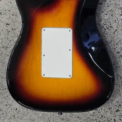 Fender Player Stratocaster Floyd Rose HSS with Pau Ferro Fretboard 2018 - Present - 3-Color Sunburst image 3