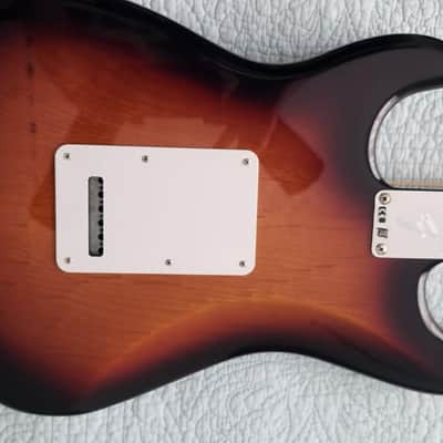 Fender Fender Stratocaster w/Pau Ferro Neck MIM Stratocaster 2019 Sunburst 2019 - Sunburst image 5