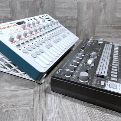 30º Stand for Sonicware Liven Series - color WHITE - Texture Lab / Mega Synthesis / Ambient Ø / 8bit Warps / Lofi-12 / XFM / Bass & Beats - by KZcraftworks image 2