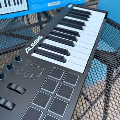 Alesis V25 25-key USB MIDI Controller with Beat Pads 2017 - 2022 - Black image 4