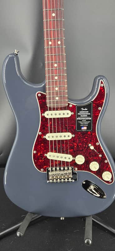 Fender 0114940322 American Professional Classic Stratocaster®, Rosewood Fingerboard, Faded Black image 1